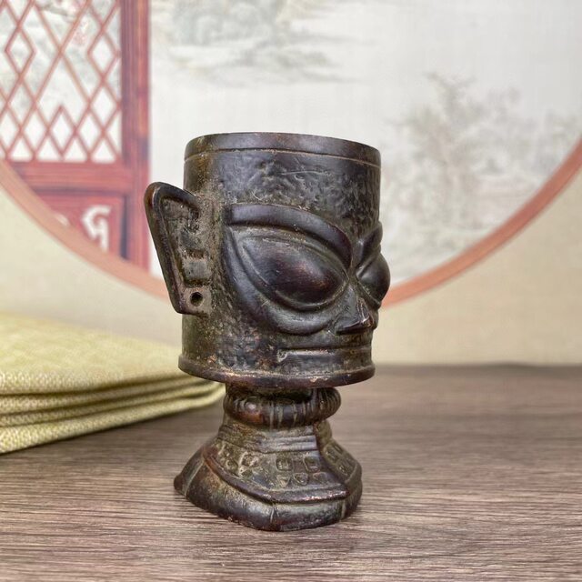 Antiques, miscellaneous collections, Sanxingdui appliances, wine glasses, cultural and creative souvenirs, retro home decorations, ornaments