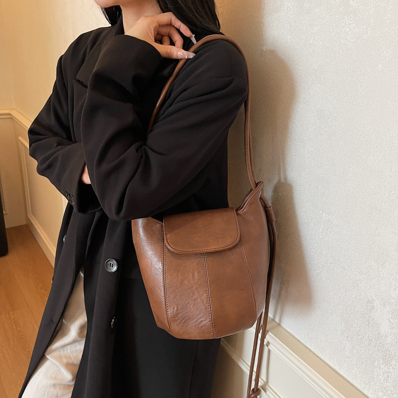 2025小众设计新款女士水桶包休闲简约高级感百搭通勤时尚单肩小包,淘宝优惠券,粉丝福利购,淘宝优惠卷