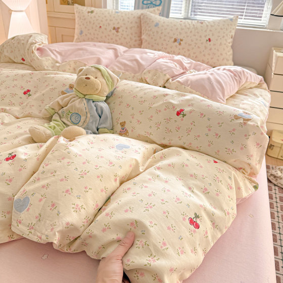 A complete set of pure cotton quilts, a complete set of four-piece cotton quilts with core pillows, seven or eight pieces, dormitory women's single quilts, six