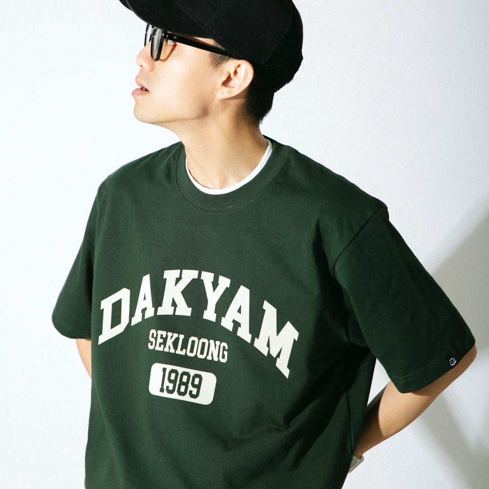 DAKYAM(达人) 2024S/S Back to Golden Age学院风植绒文字印花TEE-图2