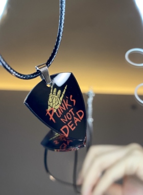 Punks Not Dead项链朋克不死吉他拨片配饰徽章欧美摇滚乐队配饰