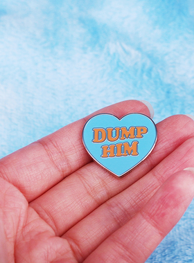 小甜甜布兰妮短袖图案甩了他Dump Him金属徽章胸章背包配饰胸针