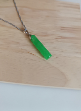 清新绿色圆柱形马来玉吊坠项链