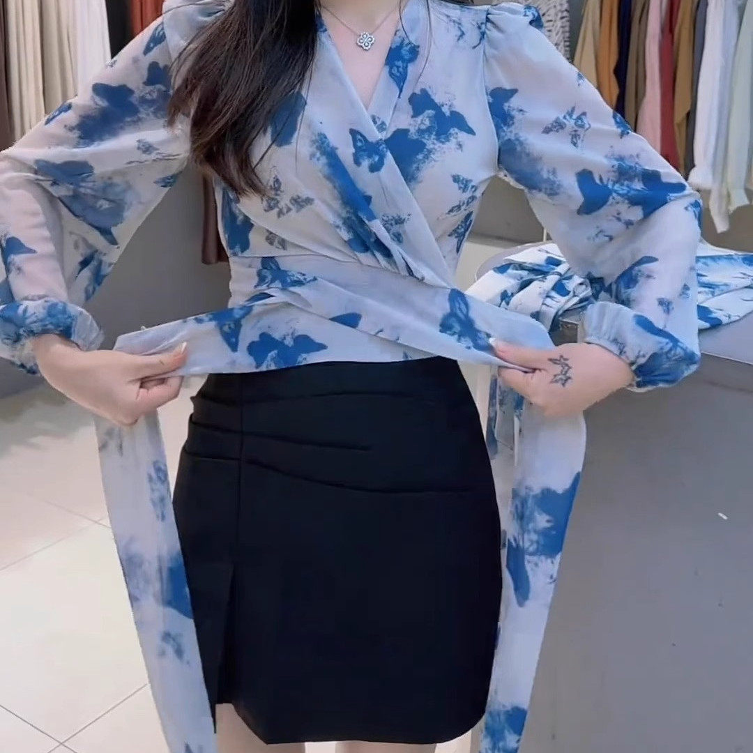 2025新款法式复古水墨晕染V领系带雪纺衬衫高腰短裙今年流行套装,淘宝优惠券,粉丝福利购,淘宝优惠卷