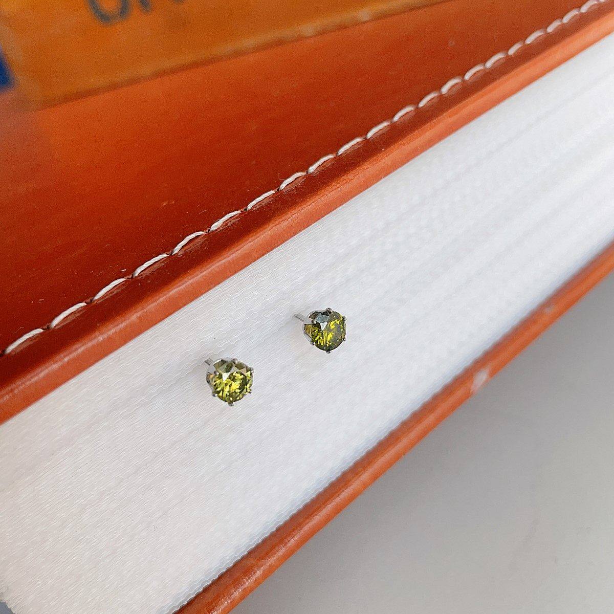 吾岸樊霄云旗同款镶钻耳钉时尚百搭简约轻奢钛钢橄榄绿六爪耳饰潮,淘宝优惠券,粉丝福利购,淘宝优惠卷