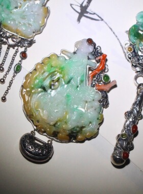 原创新国风民族风复古手工吊坠胸针天然翡翠黄加绿旗袍香云纱雕花