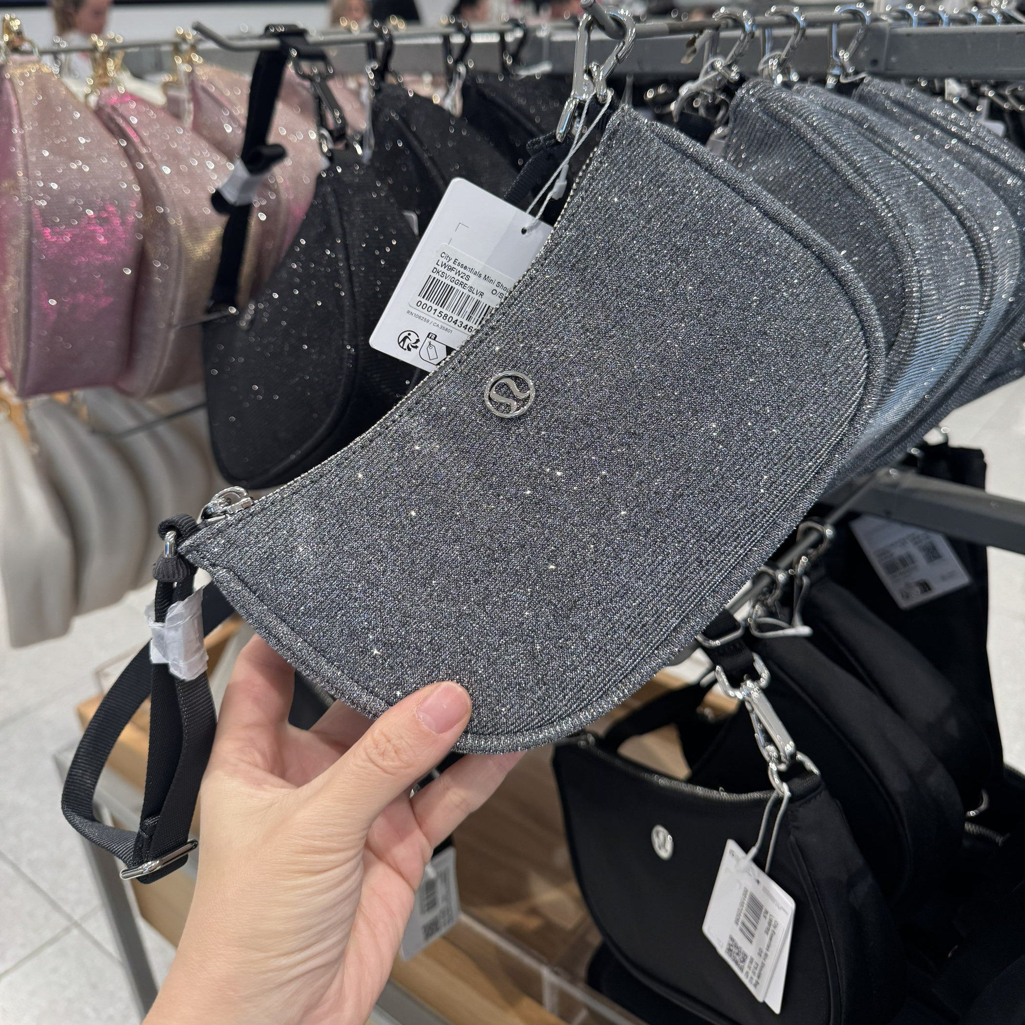 澳洲Lululemon City Essentials Mini时尚女士闪光单肩背包1L,淘宝优惠券,粉丝福利购,淘宝优惠卷