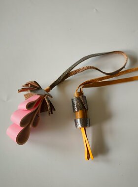 橙色头层牛皮郁金香花朵包挂件