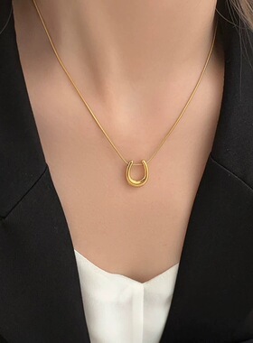 简约百搭金色时尚马蹄吊坠项链女新款轻奢气质小众高级钛钢锁骨链
