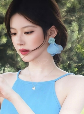 赵露思同款耳环蓝色布艺花朵旅游度假耳饰耳钉耳夹无耳洞2025春夏