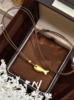 小红书爆款沙金沙金小鱼饼干吊坠 小鱼小锦鲤毛衣链挂坠送礼批发