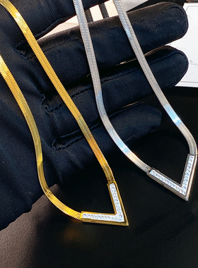 欧美风镶钻V字母扁蛇情侣项链