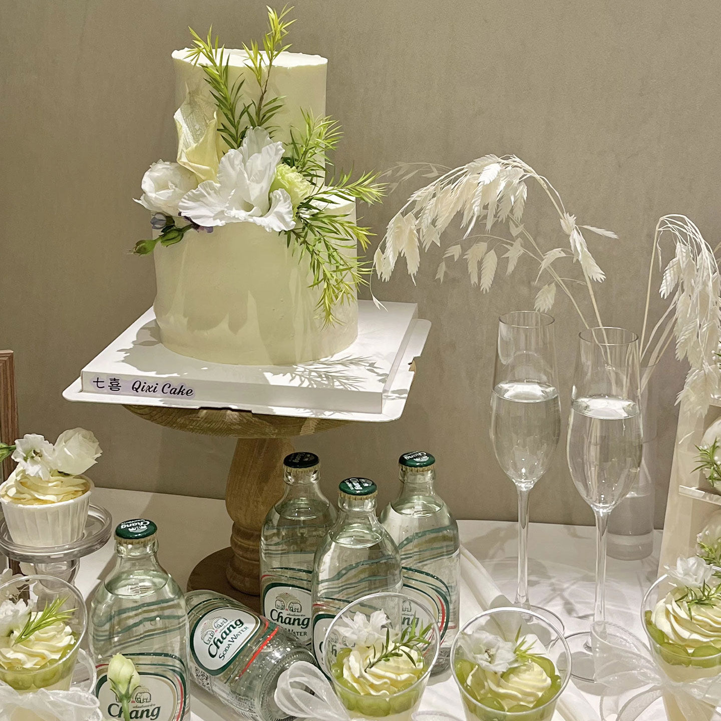 纯白氛围感订婚结婚宴甜品台蛋糕装饰仿真花摆件纸杯珍珠链配件,淘宝优惠券,粉丝福利购,淘宝优惠卷