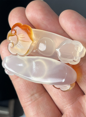 纤纤素手天然冰透俏色玛瑙如意坠