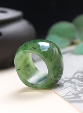 新款和田玉碧玉苹果绿方圆扳指