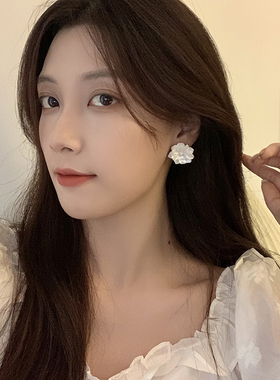 白色高级感气质无耳洞花朵