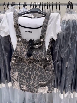 ສິບສາມສາຍ 2024 ລະດູໃບໄມ້ປົ່ງແລະລະດູຮ້ອນຄົນອັບເດດ: ສາວຮ້ອນອາຍຸການຫຼຸດຜ່ອນອະເນກປະສົງຂອງແອວສູງ Slimming ເສຍຫາຍ Leopard Print Washed Denim Suspender Skirt