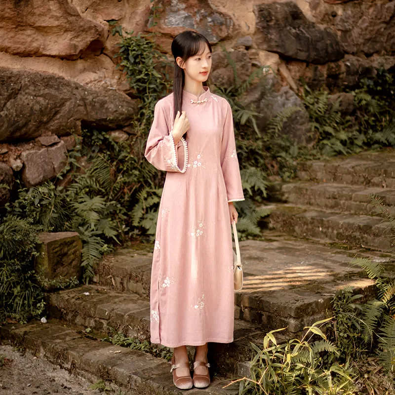 微笑向暖 国风立领绣花连衣裙 秋冬打底灯芯绒满幅刺绣开叉旗袍 - 图2