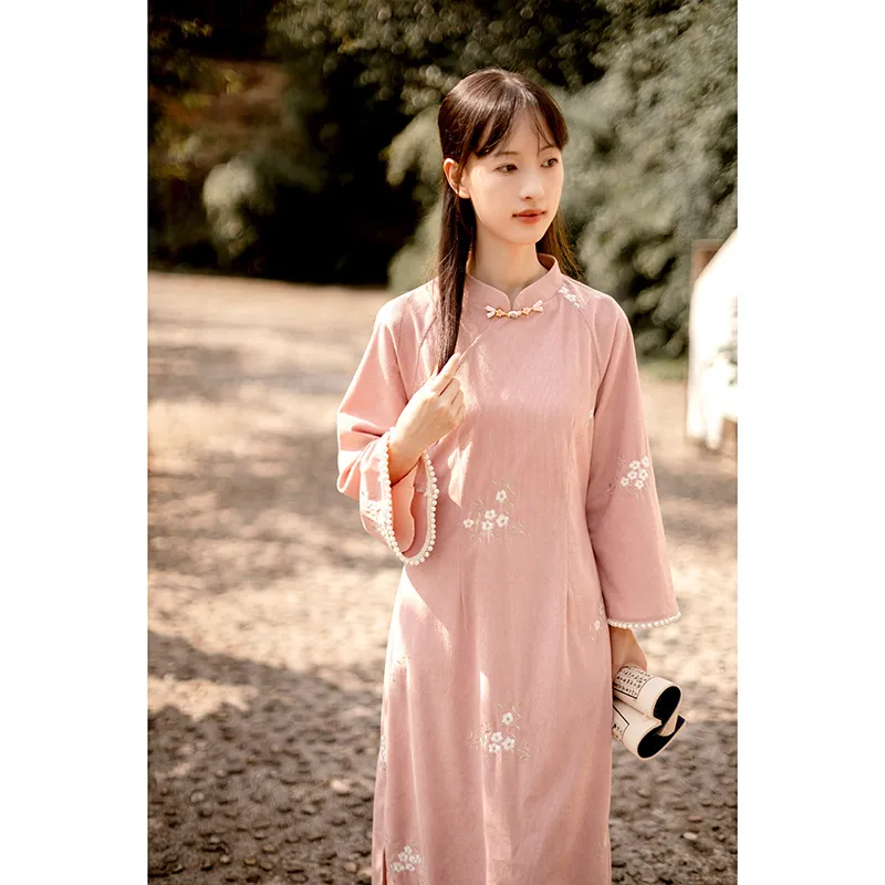 微笑向暖 国风立领绣花连衣裙 秋冬打底灯芯绒满幅刺绣开叉旗袍 - 图0