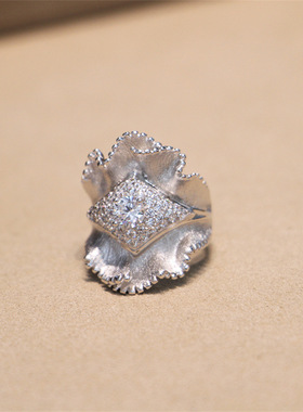 裙边设计碎钻戒指女高级重工新款