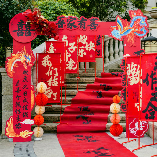 Diseño de arco de boda que da la bienvenida a la villa que conduce a la carretera