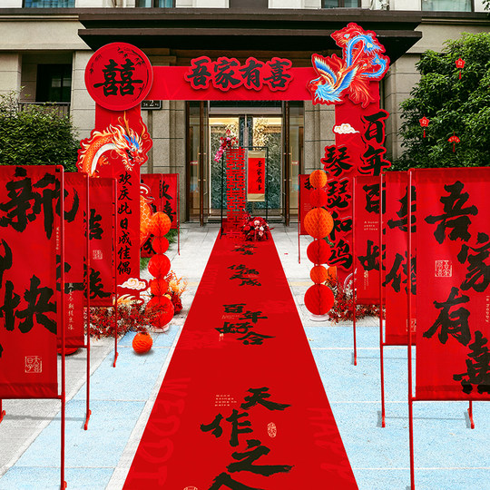 Diseño de arco de boda que da la bienvenida a la villa que conduce a la carretera