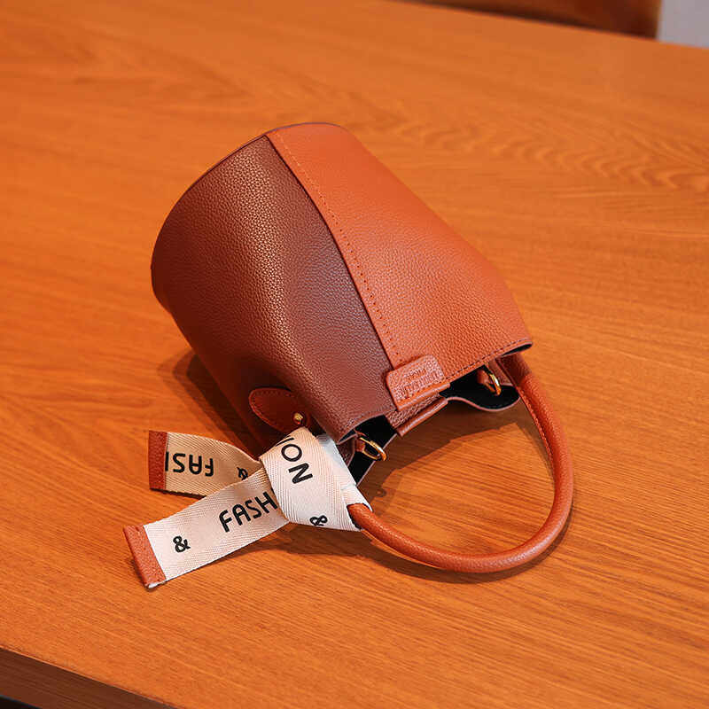 【MUEKA/茉妮卡】今年流行复古小众手提水桶包高级感单肩斜挎女包,淘宝优惠券,粉丝福利购,淘宝优惠卷