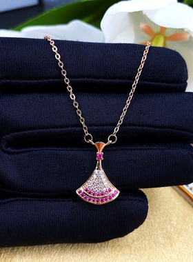 新款裙子渐变色项链红钻玫瑰金色轻奢璀璨满钻小裙子项坠锁骨链