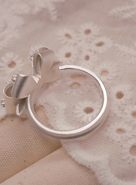 今饰有约立体蝴蝶结镶嵌戒指