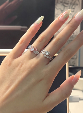 今饰有约风双生花戒指女