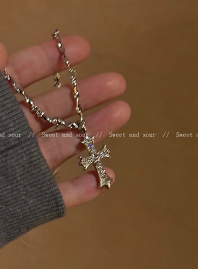 甜酷辣妹十字架吊坠项链女秋冬小众设计感高级锁骨链卫衣毛衣链潮