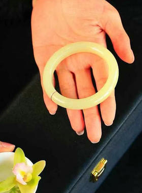 老坑料黄玉黄口料手镯玉质细腻