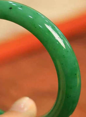 新疆和田玉碧玉手镯菠菜绿