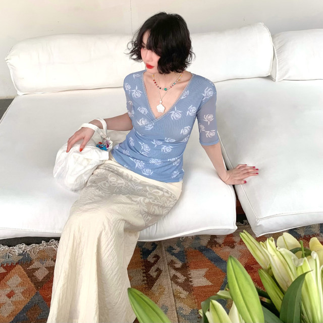 Jiuwu homemade 2025 new style Huajianling French retro V-neck floral mid-sleeve top