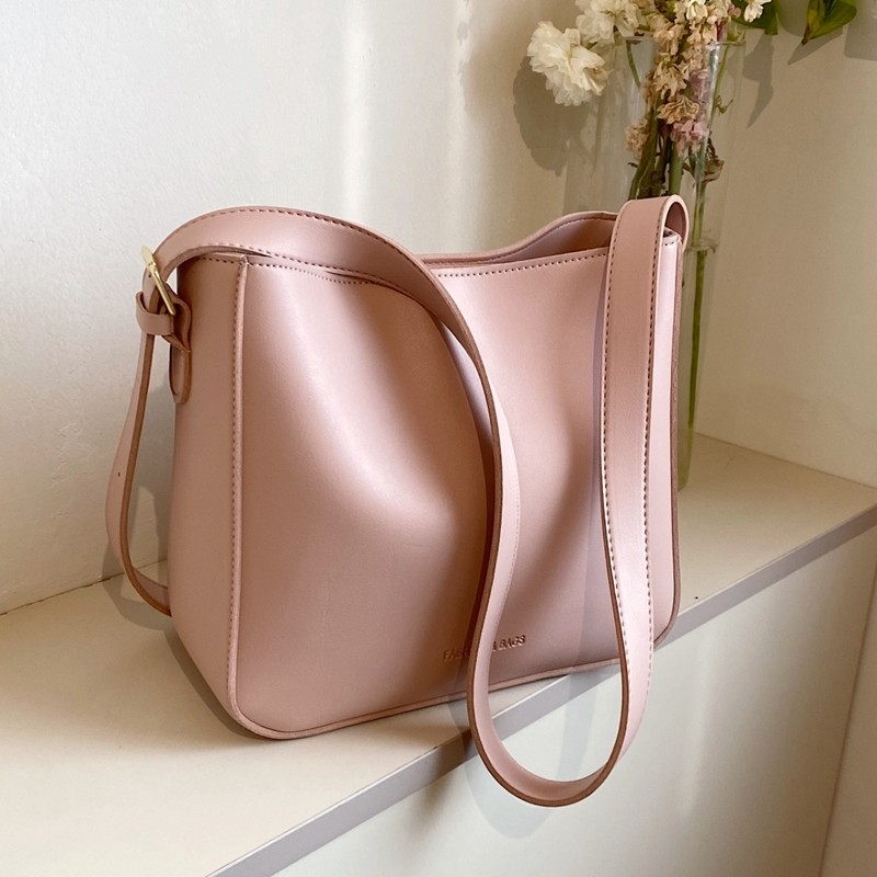 大容量包包女包秋冬简约宽带斜挎包高级质感单肩包百搭通勤水桶包,淘宝优惠券,粉丝福利购,淘宝优惠卷