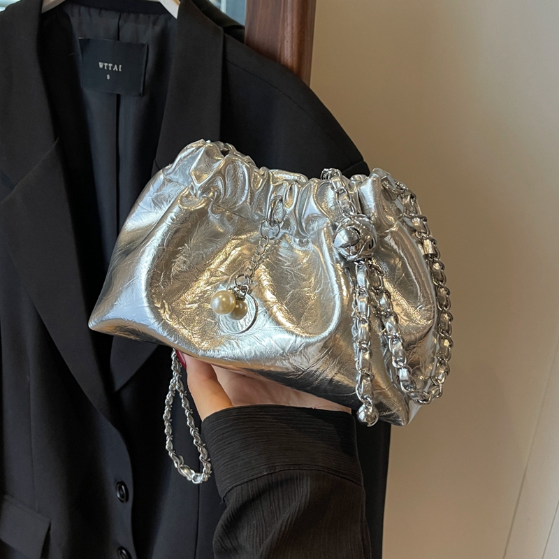 小众设计银色包包女2024新款高级感时尚链条斜挎包褶皱水桶云朵包-图1