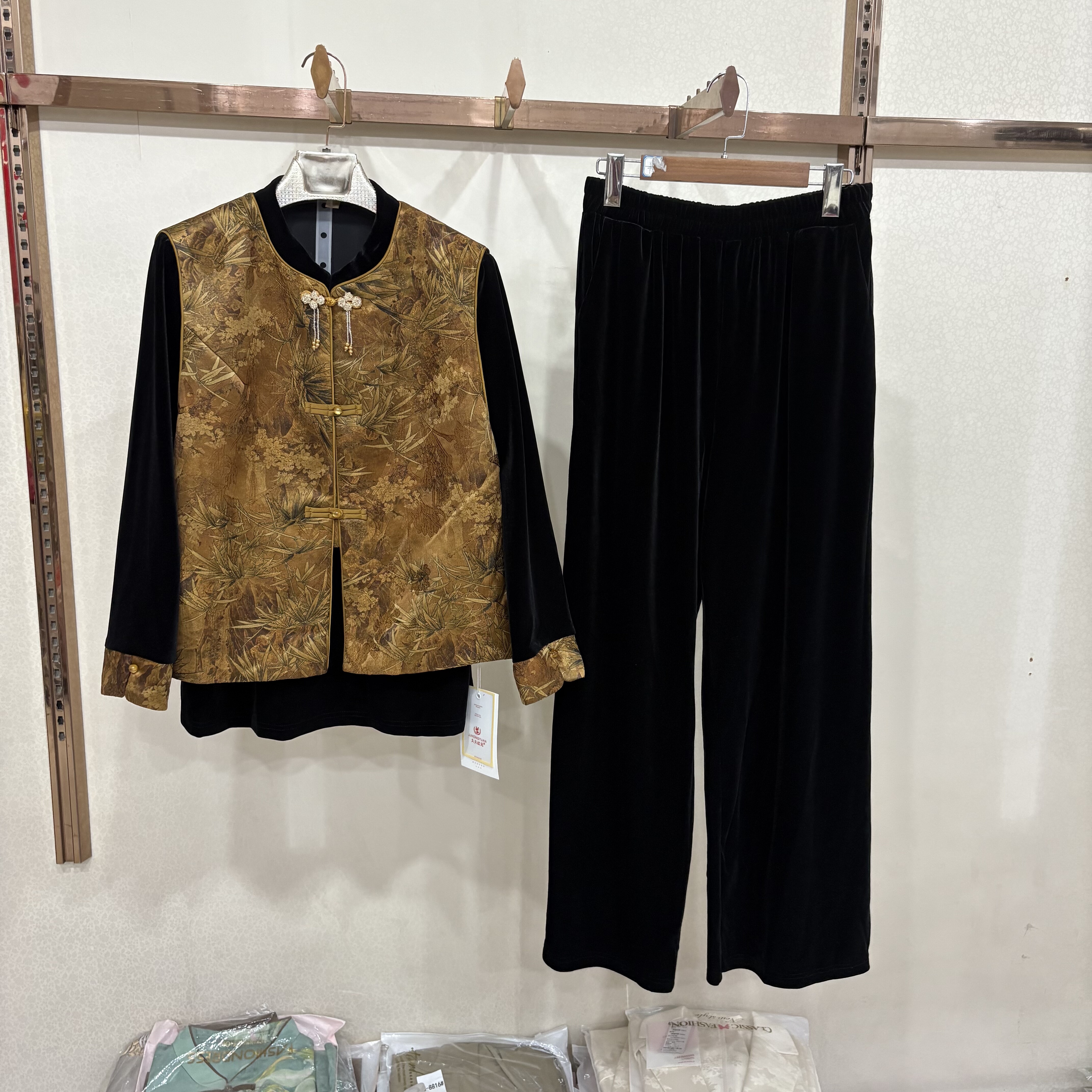 25B-13商场同款秋季新金丝绒衬衫+直筒裤+新中式马甲三件套套裤女 - 图0