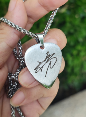 颜人中吉他拨片项链心形钛钢吊坠