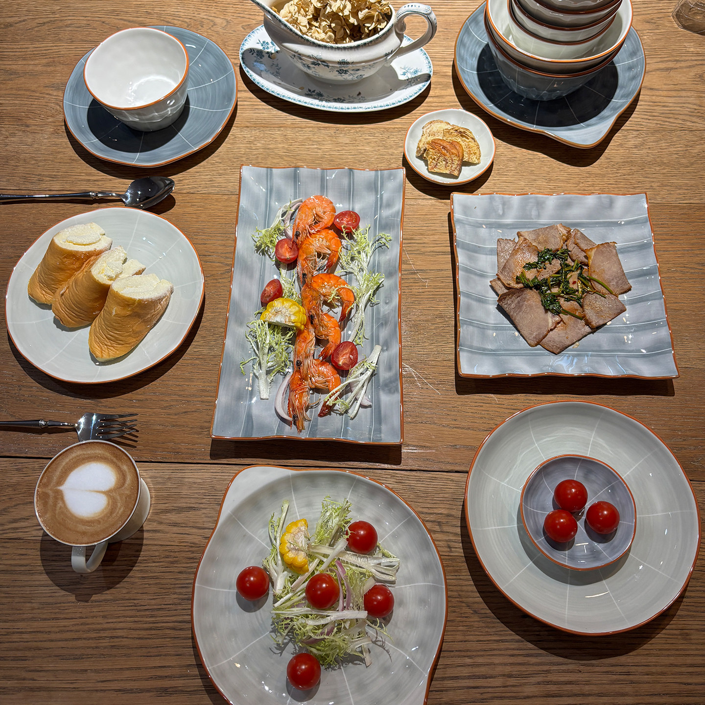 日式釉下彩2025新款碗碟套装家用高颜值陶瓷碗盘乔迁新居礼物碗具