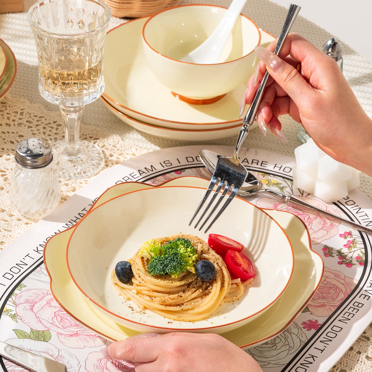 简约釉下彩2026新款碗盘碗碟套装家用高颜值奶油风餐具乔迁送礼碗