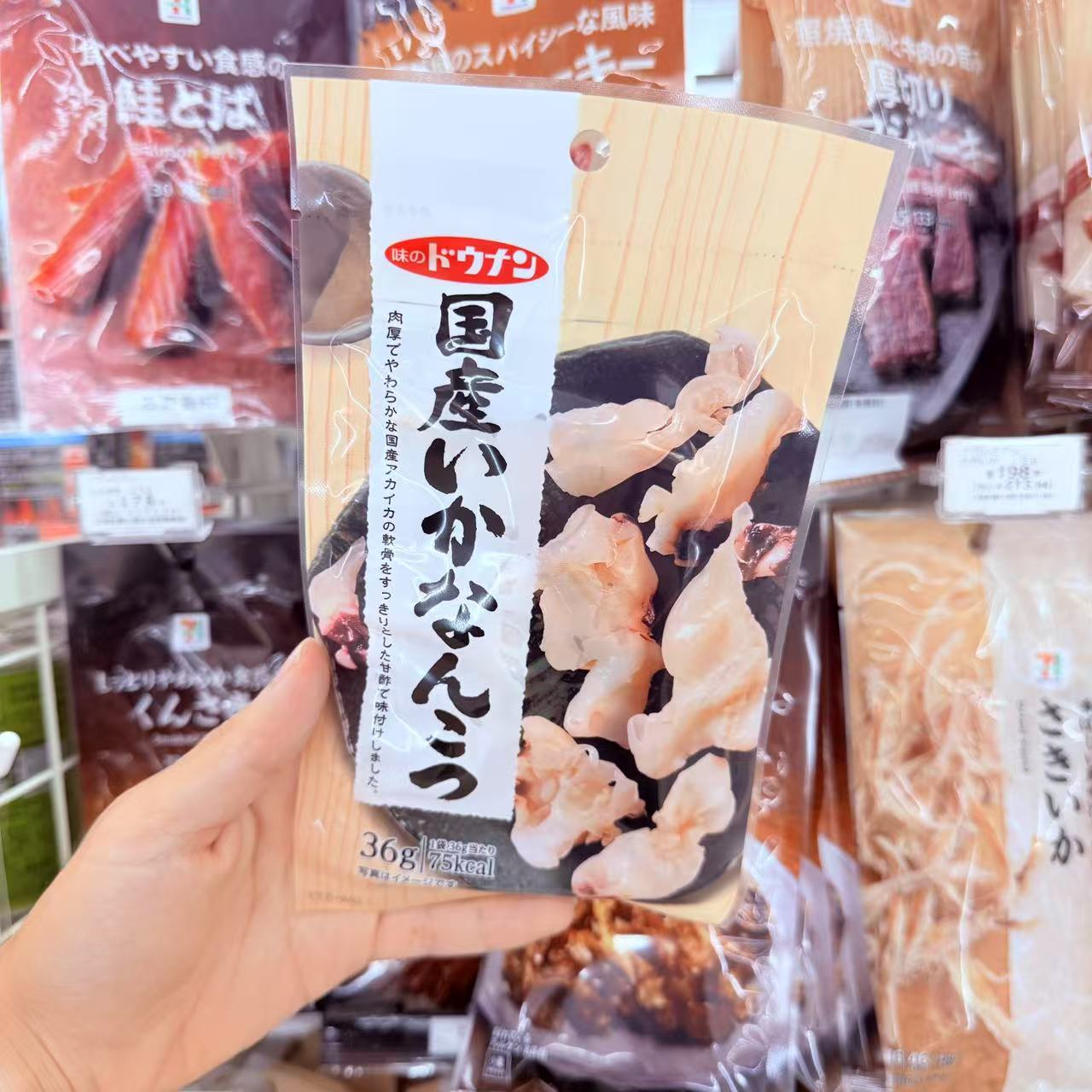 满200日本直邮711便利店烤鱿鱼丝醋鱿鱼裙边海鲜小零食三文鱼干 - 图1