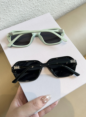 情侣出游太阳眼镜海边度假