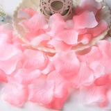 Симуляция розового лепестка сухой лепесток, разбрызгивая цветочная свадебная комната, разбрызгивая цветы, чтобы предложить байджжи сцену лежа кровать на кровати декоративные лепестки