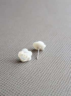 PANDA饰品 小众冷淡白色立体玫瑰花迷你贝壳925银针耳钉耳环女