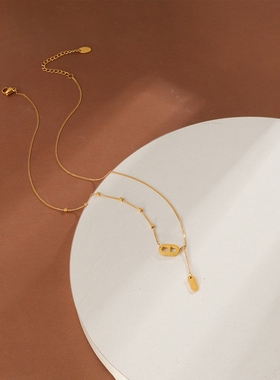 金色流苏猪鼻子小方块项链女钛钢不掉色轻奢AB版不对称锁骨链