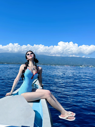 Fille chaude thaïlandaise en maillot de bain à carreaux rétro sexy avec coussinets d'allaitement