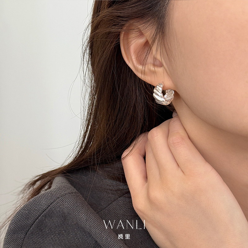 挽里纹理面包耳环轻奢小众精致小巧时尚百搭气质女生耳饰日常通勤,淘宝优惠券,粉丝福利购,淘宝优惠卷