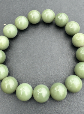和田玉新疆沙枣青籽料细腻油润豆绿色卡12mm手串手链