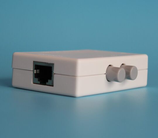 Genuine Maxtor MT-RJ45-2M network switch 2 in and 1 out internal and external network switching sharer mini version