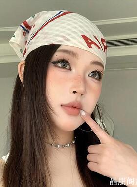 网红同款雀斑妆容搭配印花头巾